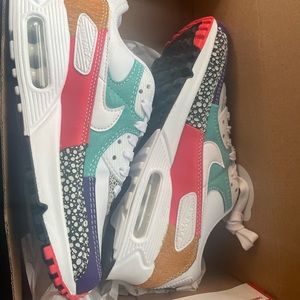 im selling nike shoes 90’s brand new i bought the wrong size so never wore 7.5